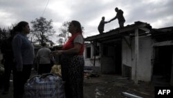 Arkiv - Kosovë: Dy gra flasin si anëtare të komunitetit Rom për problemet e tyre
Kosovo -- Two women speak as members of the Roma community help dismantle a Roma camp in the Serb-majority town of Leposavic, December 16, 2013
