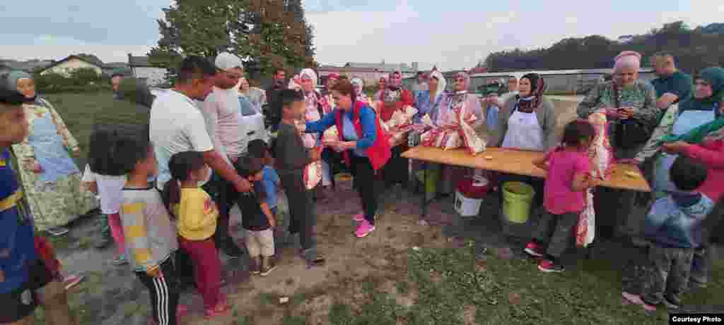 Među onima koji su u redu čekali ručak, najviše je bilo djece. U naselju je smješteno najviše porodica sa djecom iz Afganistana.