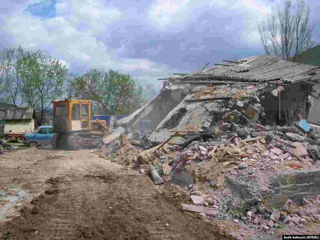 Neki objekti bili su djelimično uništeni, ali su nakon rata srušeni do temelja.