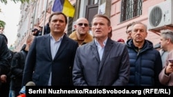 ფოტო არქივიდან: ვიქტორ მედვედჩუკი თანამოაზრეებთან ერთად. კიევი, 12 ოქტომბერი, 2021წ.