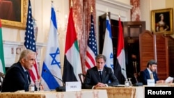 Ministri i Jashtëm izraelit, Yair Lapid, Sekretarii Shtetit, Antony Blinken dhe ministri i Jashtëm i Emirateve të Bashkuara Arabe, Sheik Abdullah bin Zayed al-Nahyanin, në një konferencë të përbashkët shtypi në Departamentin e Shtetit në Uashington,13 tetor 2021.