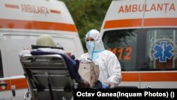 Амбулантни возила чекаат пред Универзитетската болница во Букурешт да хоспитализираат пациенти

