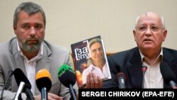 Mihail Gorbaciov (dreapta) și Dmitri Muratov (stânga), la prezentarea cărții „De ce” despre jurnalista Anna Politkovskaia, militantă pentru drepturile omului, asasinată pe 7 octombrie 2006. Moscova, 30 mai 2007.