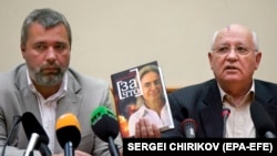 Fostul președinte al U.R.S.S., Mihail Gorbaciov (dreapta), alături de Dmitri Muratov (stânga), editorul șef al redacției Novaya Gazeta, în timpul unei conferințe de presă din Moscova, Rusia, 30 mai 2007.