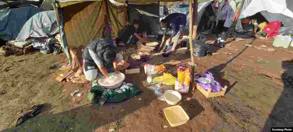 Migrant iz Afganistana priprema bolane, tradicionalni afganistanski hljeb.