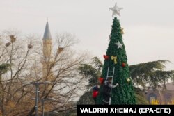 Lideri Islamske zajednice, Katoličke crkve, Protestantsko evangelističke crkve i Jevrejske zajednice izjasnili su se protiv istopolne "građanske zajednice" (na fotografiji božićno drvo i minaret džamije u Prištini, novembar 2021)