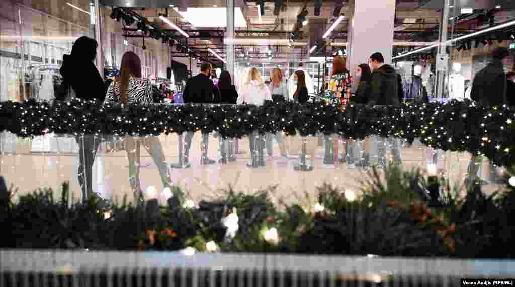 Najveća sniženja su za najtraženiju robu u radnjama &ndash; odeća, elektronski gedžeti, mali kućni aparati.&nbsp; &nbsp;