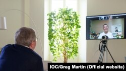 Predsjednik MOO-a Thomas Bach u razgovoru sa Peng Shuai (21. novembar 2021.)