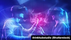 Dy të rinj duke luajtur një lojë në realitetin virtual (VR). Fotografi nga arkivi. 
