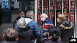 Турските граѓани брзаат да ги претворат своите заштеди во странски валути и злато за да се заштитат од зголемената инфлација