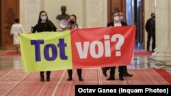 Protest în Parlamentul României al membrilor Inițiativei România, Marian Rădună, Diana Voicu, și Ligia Măculean de la Umbrela Anticorupție Cluj, împotriva formării Guvernului PNL-PSD. Actuala coaliție are în față în noua sesiune parlamentară o serie de legi de importanță vitală.