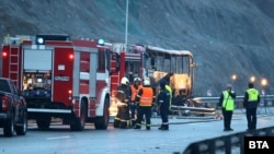 Pamje nga vendi i aksidentimit të autobusit nga Maqedonia e Veriut në Bullgari, ku vdiqën 45 veta më 23 nëntor 2021. 