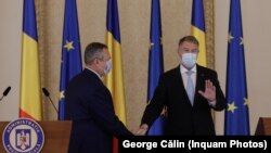 Liderii României par depășiți de gravitatea evenimentelor din țara vecină. Atât în privința faptelor, cât și a vorbelor. 