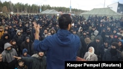 Migranti ispred transportno-logističkog centra Bruzgi na bjelorusko-poljskoj granici u regiji Grodno, Bjelorusija 20. novembra 2021. 