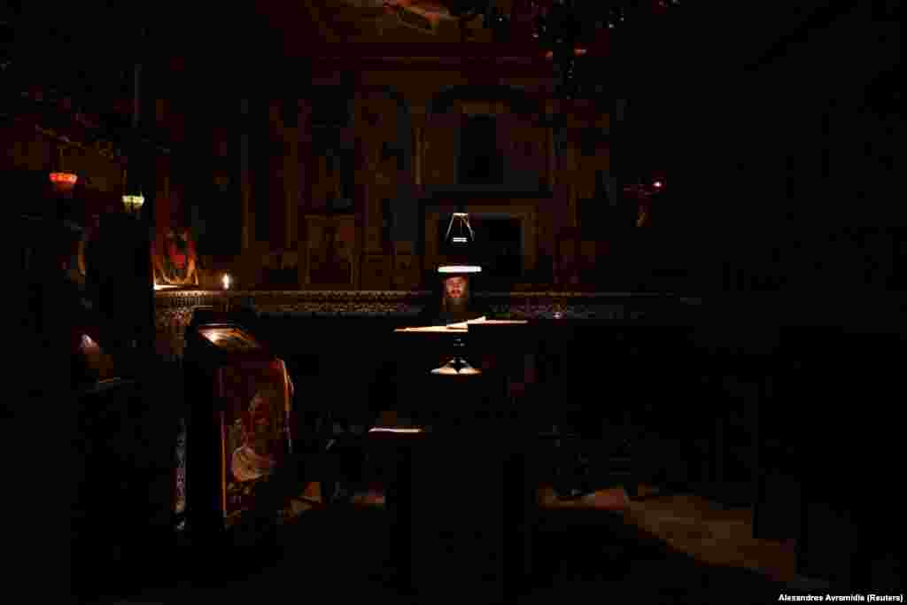 A 49 éves Pavlos atya kántálás közben. A koronavírus itt is futótűzként terjedt, október óta száz új esetet regisztráltak és kilencen meghaltak.