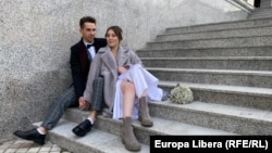 Tineri căsătoriți în fața Oficiului stării civile din Tiraspol, Transnistria.