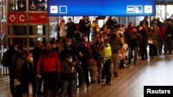 Ljudi čekaju u redu da dobiju vakcinu protiv korona virusa (COVID-19) na glavnoj željezničkoj stanici u Pragu, Češka Republika, 22. novembra 2021. 