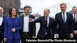 Олаф Шолц од СПД, ко-лидерите на партијата на Зелените Роберт Хабек и Аналена Баербок и лидерот на ФДП Кристијан Линднер