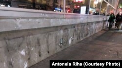 Prekrečen grafit koji slavi osuđenog ratnog zločinca (Foto: Antonela Riha, 25. novembar 2021)