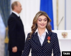 Alina Kabaeva, campioană olimpică la gimnastică artistică, a fost decorată de Vladimir Putin cu Ordinul de Merit pentru Patria Mamă de gradul II, în 2005, la Kremlin.