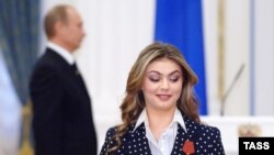 Олимписката шампионка во уметничка гимнастика Алина Кабаева беше наградена од претседателот Владимир Путин во Москва, 21 декември 2005 година