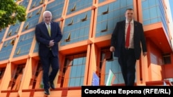 Колаж със снимки на председателя на Сметната палата и бивш служебен премиер Димитър Главчев и на лидера на „ДПС – Ново начало“ Делян Пеевски на фона на сградата на Сметната палата.
