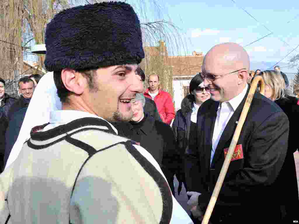 Американскиот амбасадор Филип Рикер во разговор со Василичарите. На карневалот присуствуваа опозицијата и странските амбасадори. Претставници од власта немаше.