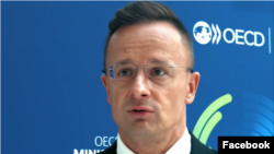 Szijjártó Péter Párizsban ad interjút a saját videós stábjának 2021. október elsején 