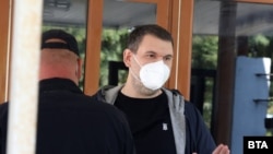 "Както е ясно, не съм плащал за нищо, всички теми съм ги обяснил", каза в кратък коментар на влизане Пеевски, който дойде сам в сградата на ДАНС. Ще се показвам и тепърва ще станат ясни нещата за много хора, посочи още той.