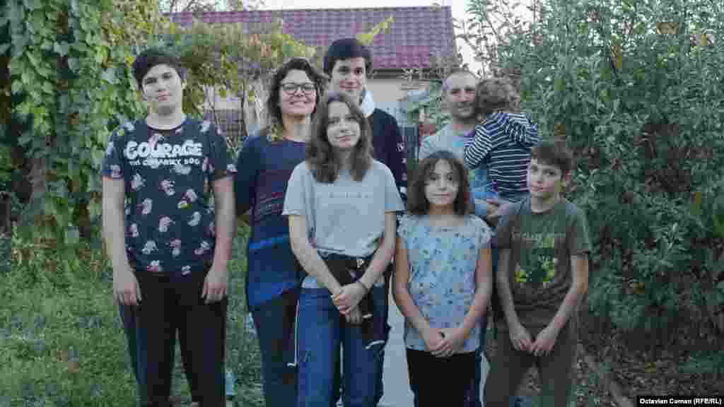 Deși familiile cu mulți copii sunt tot mai rare, campania Moștenitorii a găsit câteva. Cristina și Eugen Miron au șase copii cu vârste între cinci și 17 ani. Povestea lor, aici.