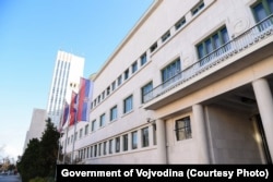 SVM je među strankama koje se zalažu za veći stepen autonomije za Vojvodinu, koja se nalazi na severu zemlje. Druge vladajuće stranke se tome protive. (na fotografiji zgrada institucija pokrajine Vojvodina)