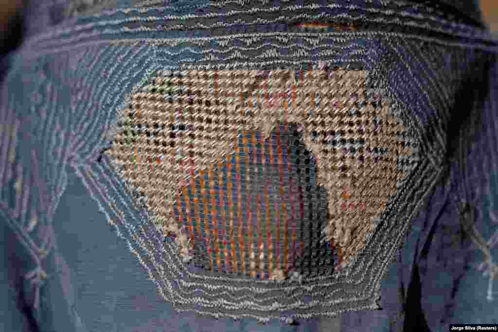 Több ezren hagyták el korábban az otthonukat Kabulba menekülve az erőszak elől, és a Sár-e Nau parkban vertek tábort. Ez a nő is, a burka alatt, itt él most &nbsp;