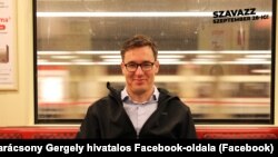 Karácsony Gergely egy kötöttpályás közlekedési eszközön