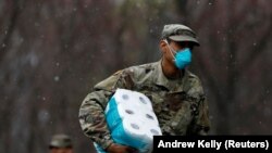 Garda Națională și armata participă la eforturile de dezinfectare a locurilor publice, cum ar fi sinagoga din New Rochelle, Statele Unite, 25 martie 2020. 