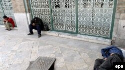 عده‌ای معتاد خارج از مسجدی در تهران