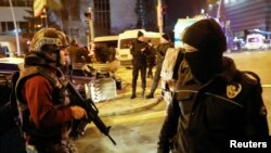 Турецкая полиция оцепила территорию рядом с галерей, где напали на российского посла Андрея Карлова. Анкара, 19 декабря 2016 года. 