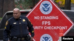 Возле офиса Департамента внутренней безопасности США в Нью-Йорке 