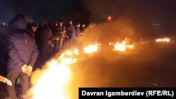 Перекрывшие дорогу жители жилых массивов «Ак-Жар» и «Ак-Бата». 15 декабря 2020 года. 