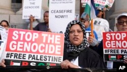 Mbështetësit propakestinezë para një gjykate në Kejp Taun, më 11 janar 2024.