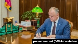 Igor Dodon, semnând un decret prezidențial