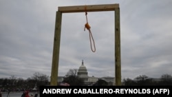 Макет на бесилка, издигнат близо до Капитолия на 6 януари 2021 г.
