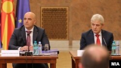 Kryeministri maqedonas, Dimitar Kovaçevski, dhe kreu i BDI-së, Ali Ahmeti. Shkup, nëntor 2022. 