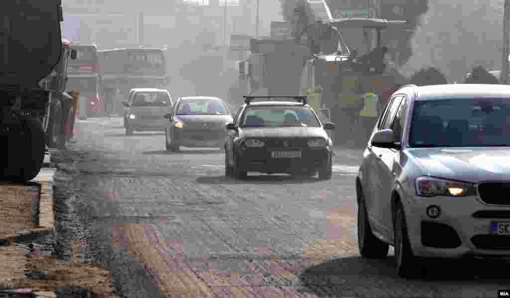 И сообраќај и реконструкција на улица во исто време