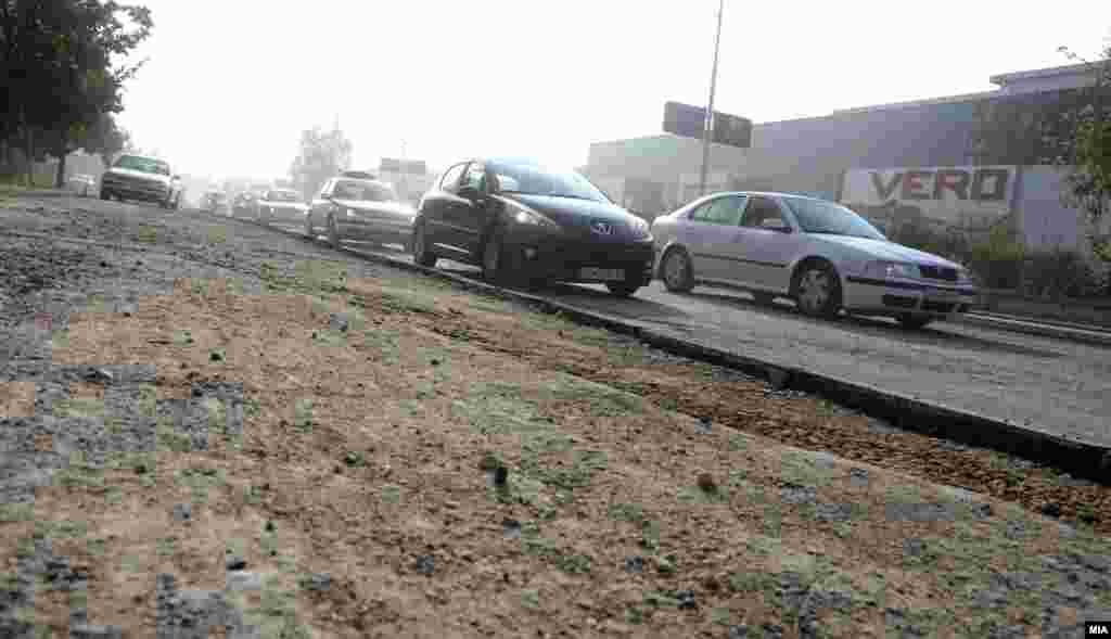 Раскопана коловозна лента на булеварот пред зградата на Народна банка