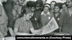 1972. Muncitori de la Fabrica de confecții 8 Martie din Piatra Neamț, citind raportul la Conferința Națională a partidului comunist. Sursa: comunismulinromania.ro (MNIR)
