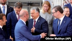 Orbán Viktor európai vezetők között egy brüsszeli európai uniós csúcson 2022. június 23-án