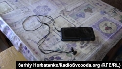 Инга превключва мобилния си телефон на самолетен режим, в случай че руските войски влязат на проверка.