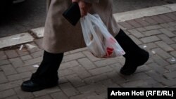 Për natyrën qeset e plastikës janë të dëmshme dhe atyre u duhen shumë vite të dekompozohen.