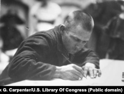 Rumunjski emigrant u američkom konzulatu u Bukureštu podnosi molbu za putovanje u Ameriku. Stotine bivaju dnevno odbijeni, pisao je Carpenter u opisu slike.