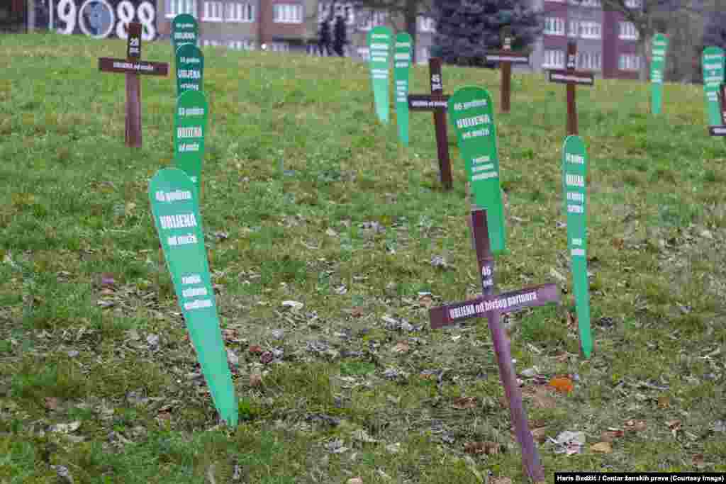&quot;Neki su posmatrali, neki su odmahivali glavom, neki su bili vidno uznemireni. Nekoliko žena je ušlo u sami centra tog groblja. Jedna od njih je stala i proučila Fatihu. Znajući da to nisu nikakve izmišljene, nego da su to stvarne žene, čija ubistva su zabilježena u evidenciji pravosuđa BiH, imala je potrebu da se pomoli za njih&quot;, rekla je Duška Andrić